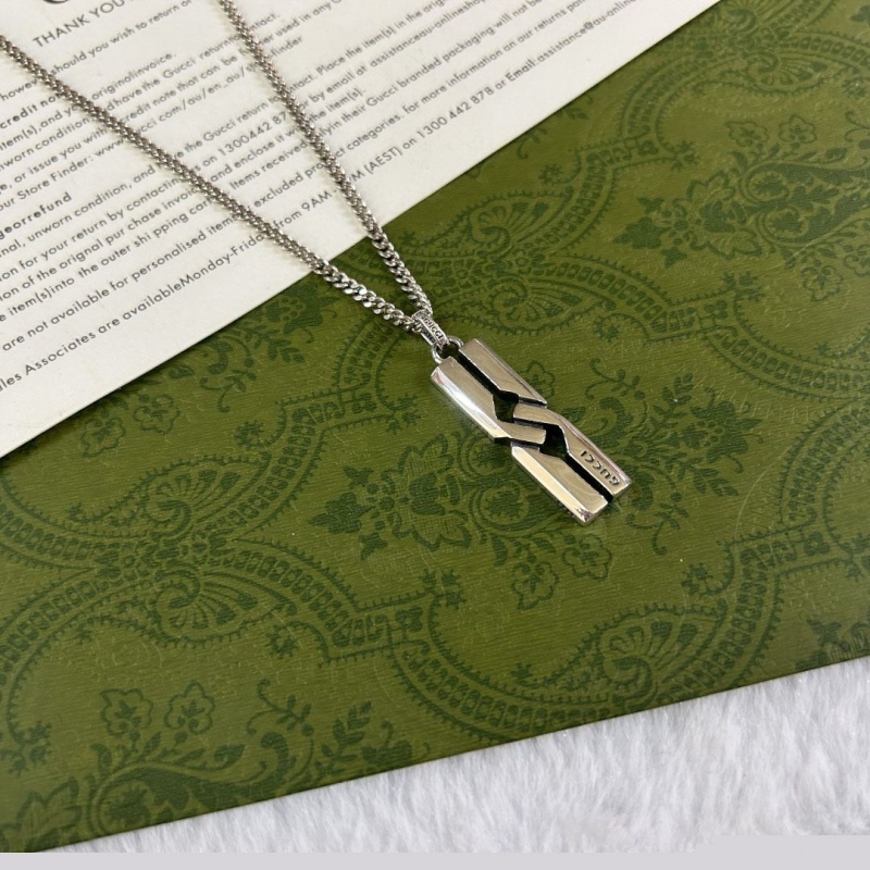 G*u*i necklaces